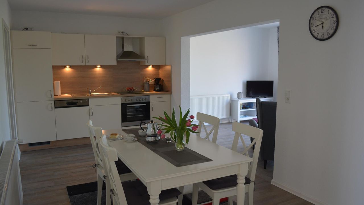 Küchenzeile mit Essplatz Küchenzeile mit Essplatz